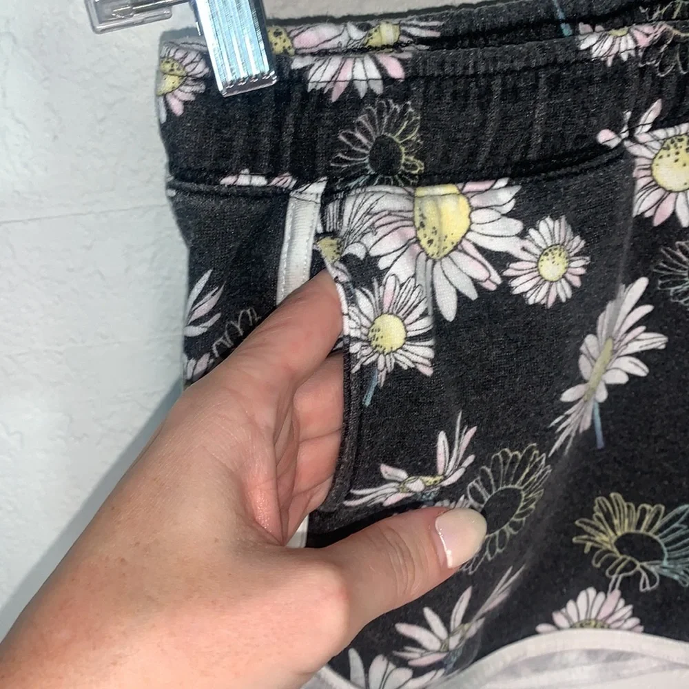 Justice Girls Black Daisy Print Dolphin Shorts Elastic Waist Size L (12/14)